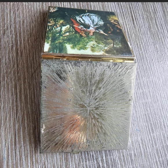 Victorian-style pill box by L W Rice features a gold tone finish - Picture 4 of 5